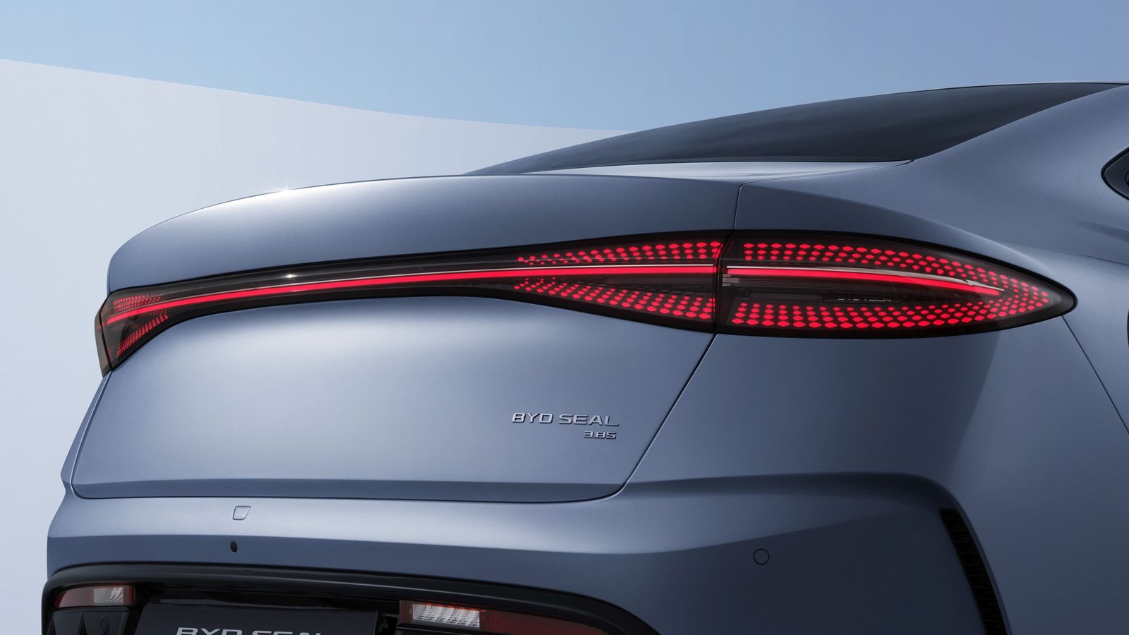 Heckansicht des blauen BYD SEAL mit durchgehendem LED-Rücklicht und Modellschriftzug auf der Heckklappe