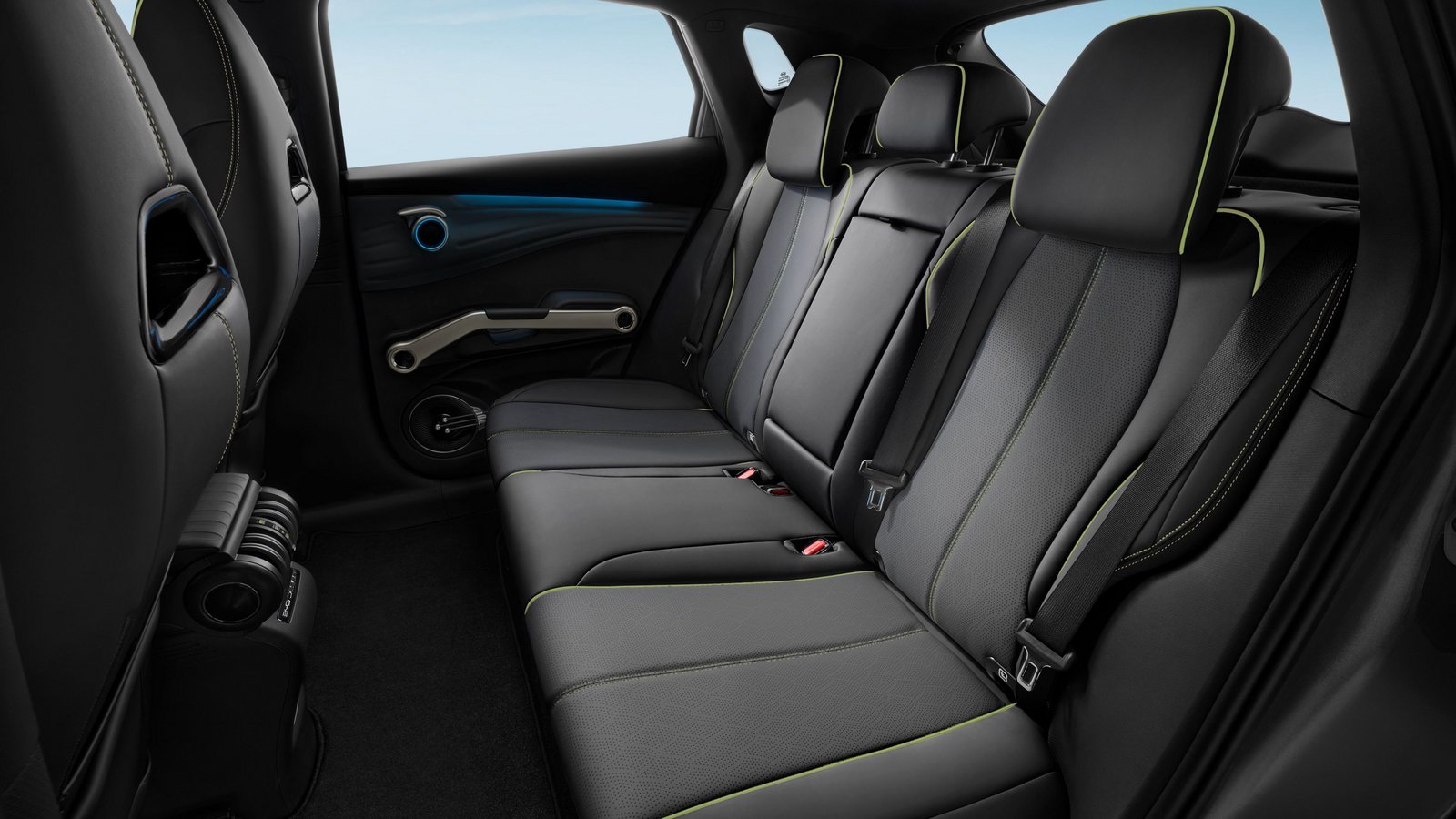 Sicht von der Fahrerseite in den Fond des BYD ATTO 3