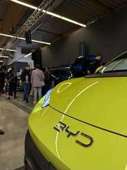 Motorhaube eines gelben BYD auf der Umweltmesse