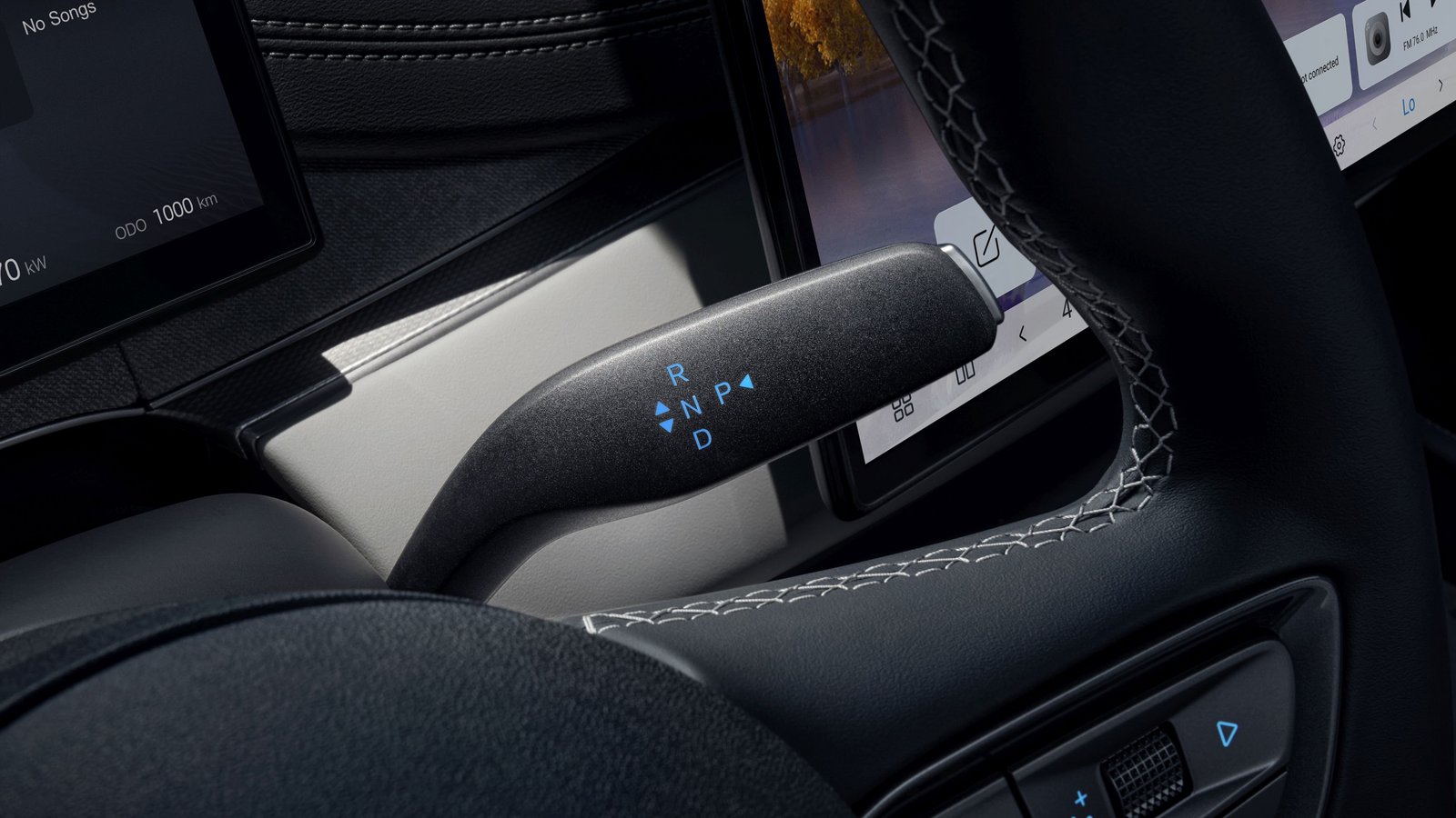 Gangwahlschalter im Innenraum eines BYD Seal 6 DM-i Touring mit den Positionen 'P', 'R', 'N', 'D' in blauer Schrift.