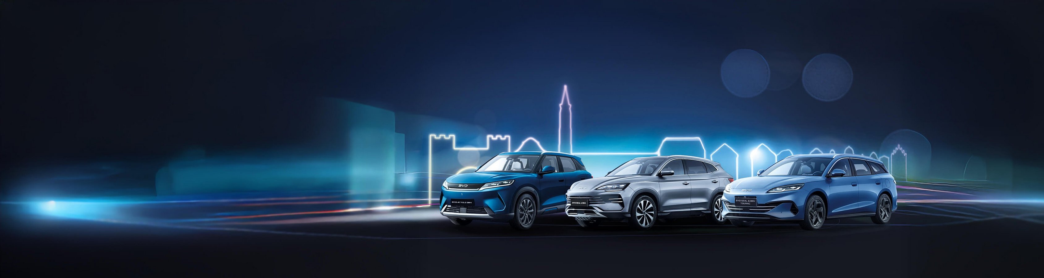 drei BYD-Modelle vor Silhouette einer Stadt