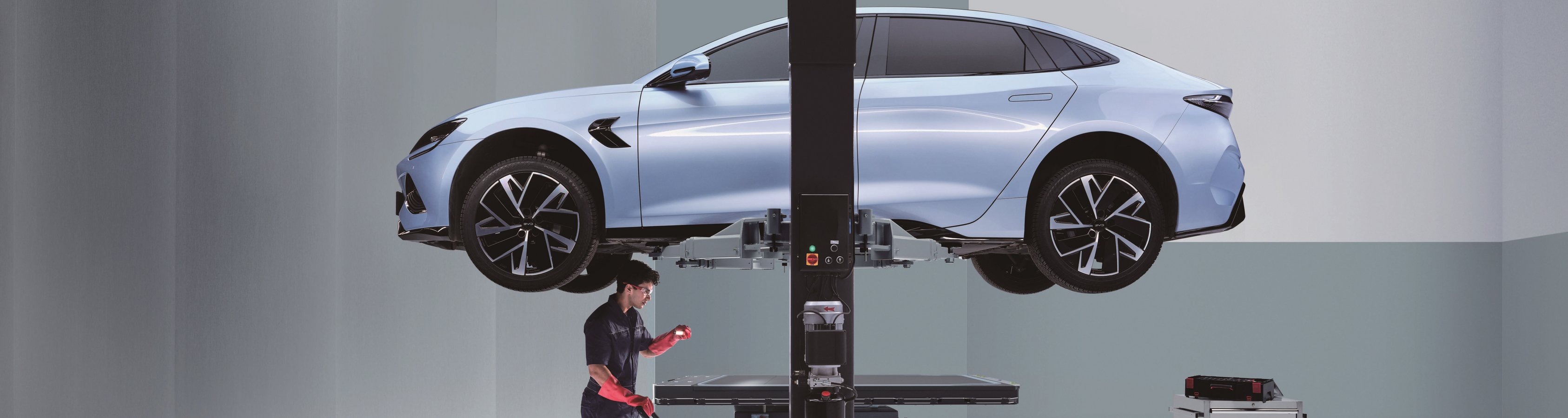 BYD auf Hebebühne mit Mechaniker