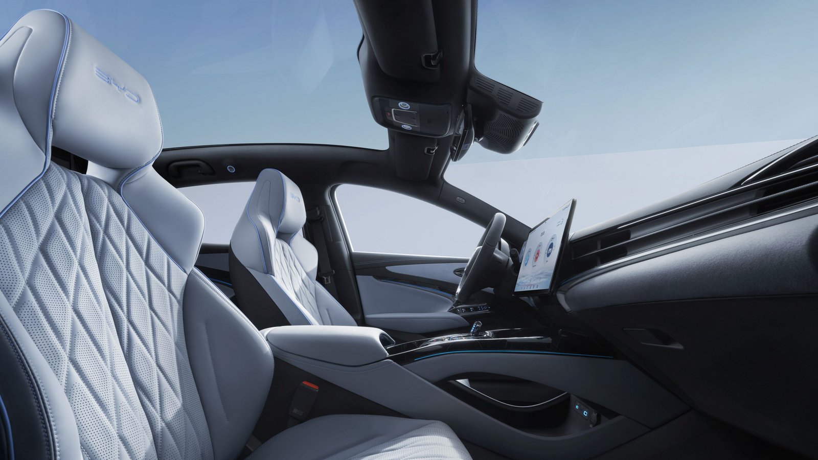Vordersitze des BYD SEAL von der Beifahrerseite aus