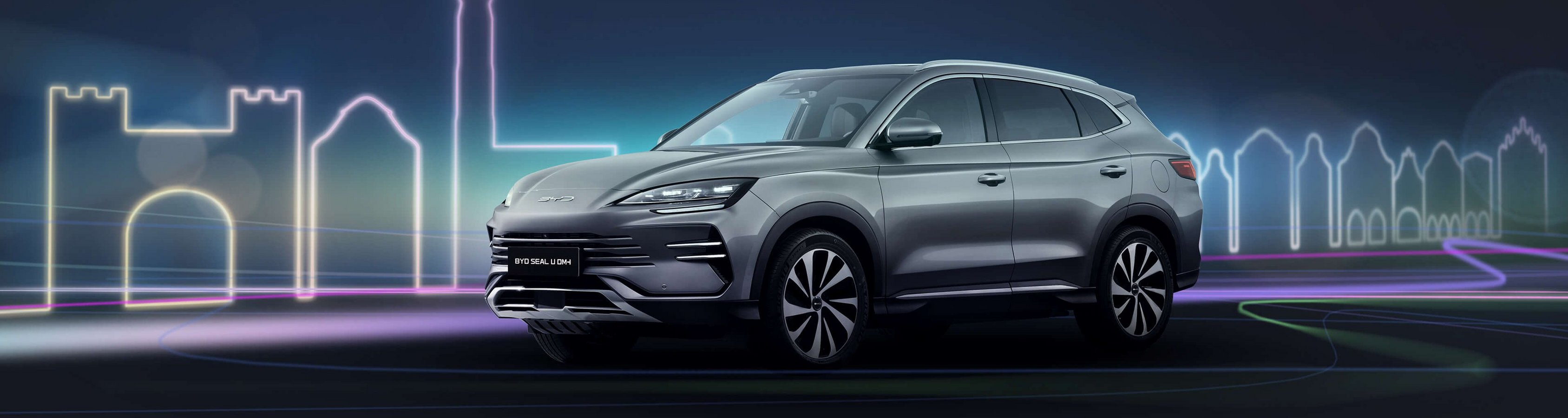 BYD SEAL U DM-i vor illustrierter Silhouette einer Stadt