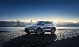 BYD SEAL U DM-i auf einer Pflastersteinstraße