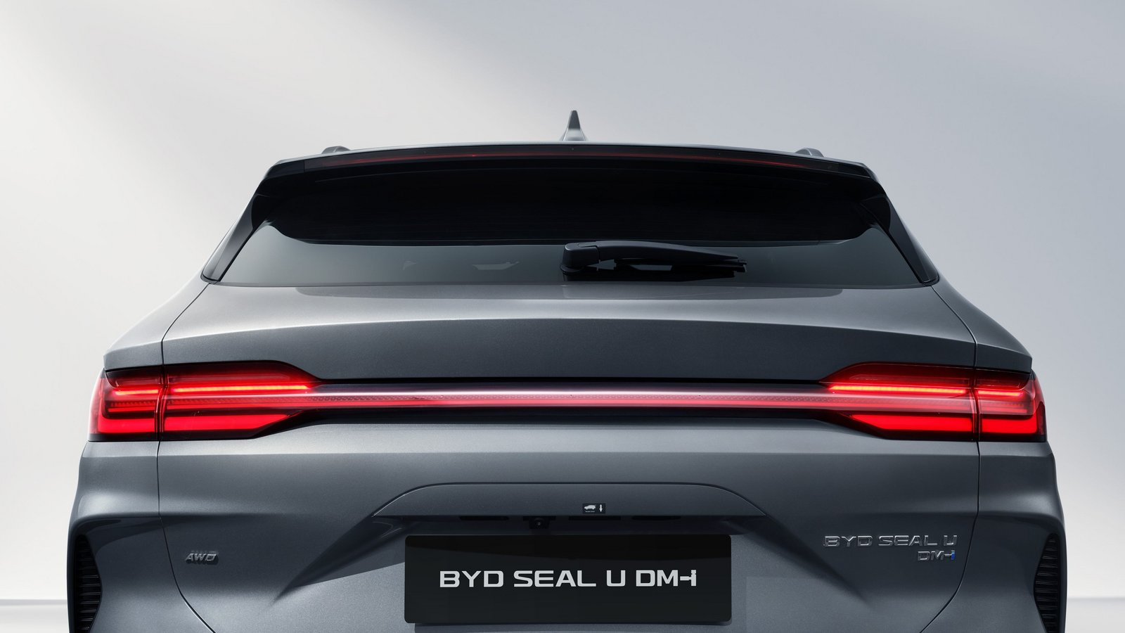 Heckansicht des grauen BYD SEAL U DM-i mit durchgehender LED-Rückleuchte und Modellschriftzug