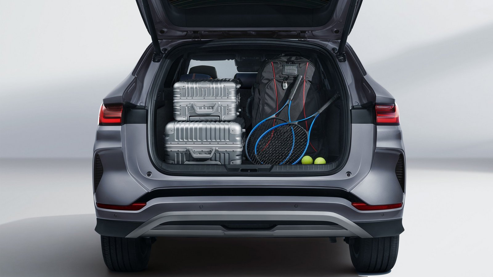 BYD SEAL U DM-i mit geöffneter Kofferraumklappe und mehreren Packstücken im Kofferraum