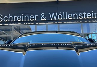 BYD Fahrzeug vor Schreiner & Wöllenstein Gebäude