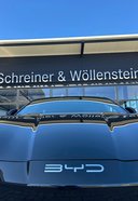 BYD Fahrzeug vor Schreiner & Wöllenstein Gebäude