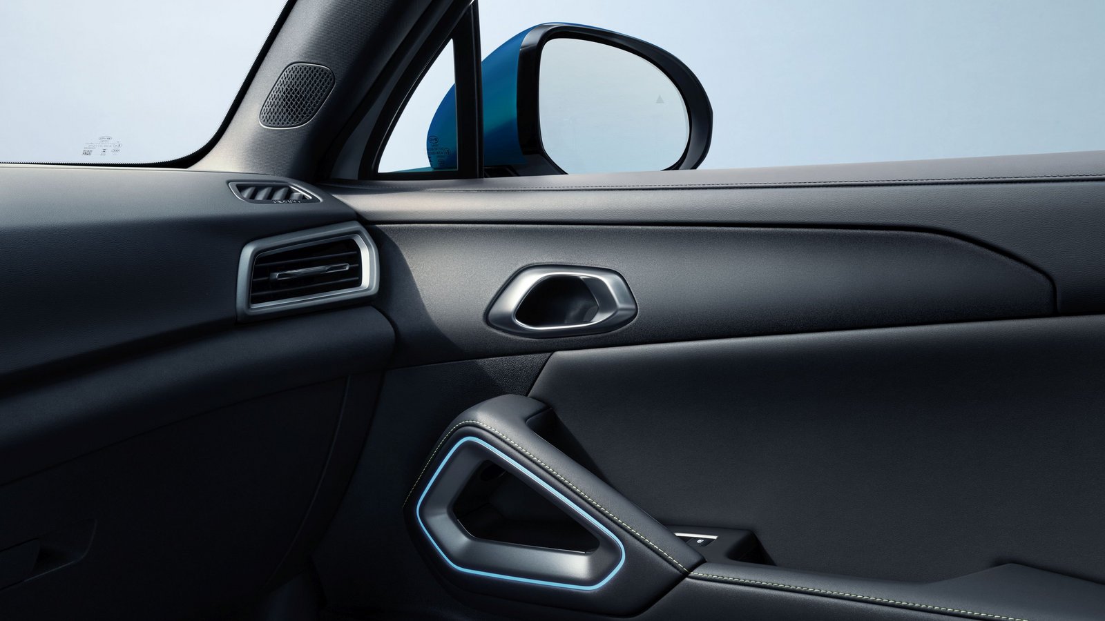 Innenansicht der Beifahrertür eines BYD ATTO 2 DM-i mit Türgriff, Fensterbedienelementen und Außenspiegel