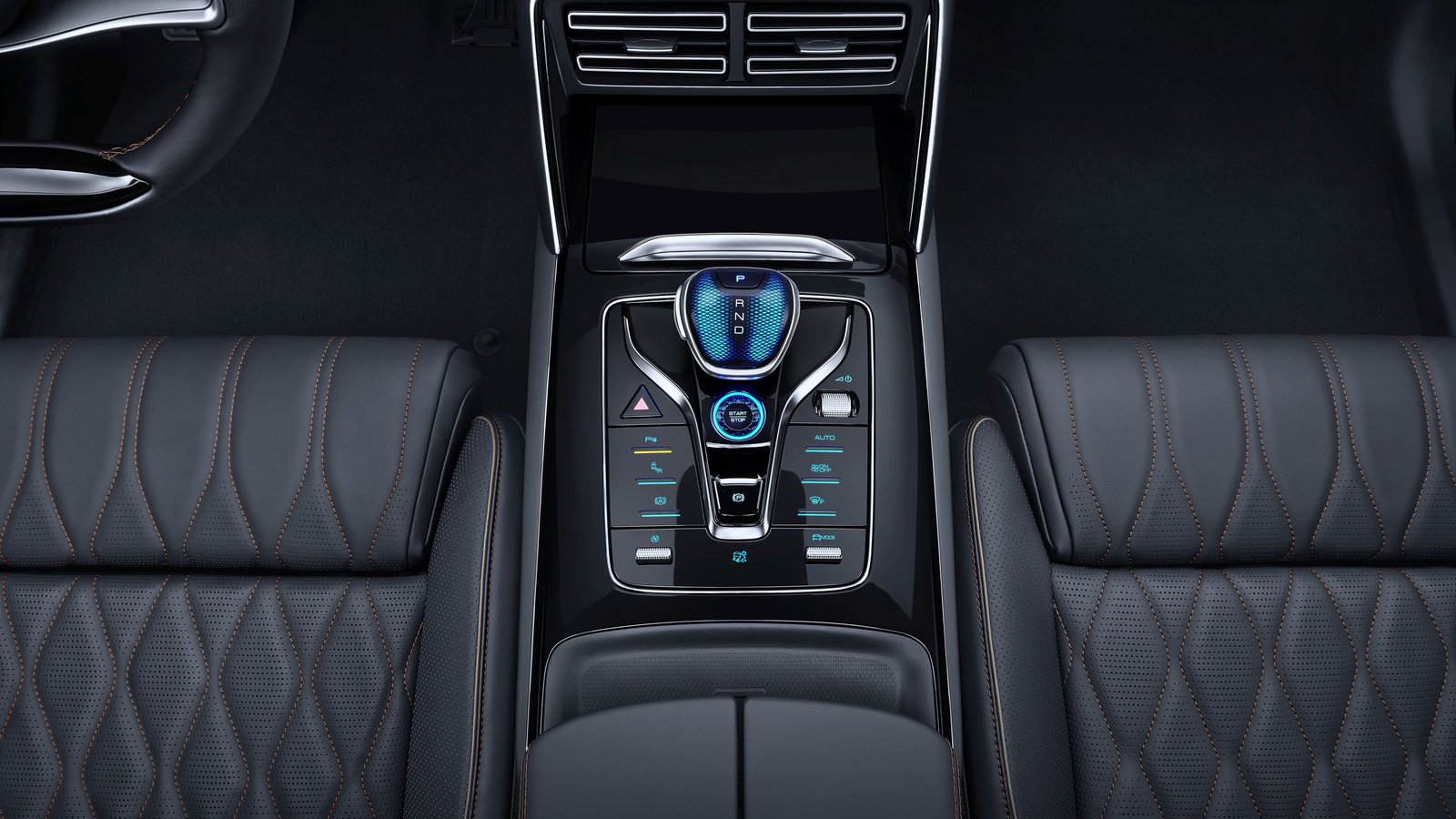 Mittelkonsole des BYD Tang mit Schaltknauf, Touch-Bedienelementen und belüfteten Sitzen aus schwarzem Leder