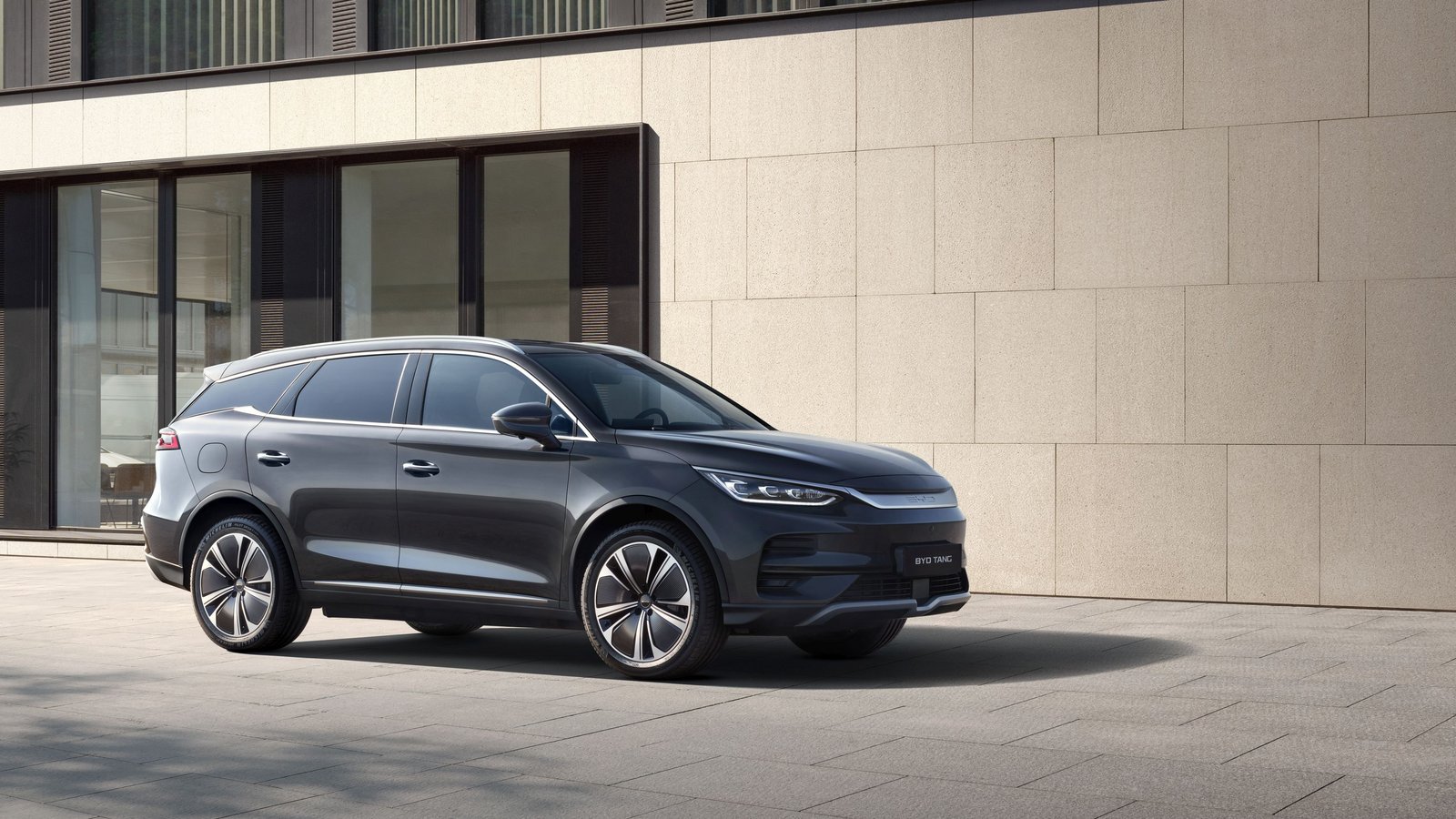 BYD TANG vor Gebäude